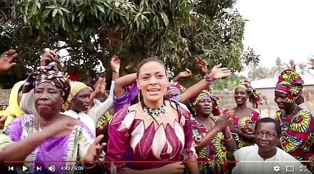 Video: Sona Jobarteh singt ihren Hit Gambia ...