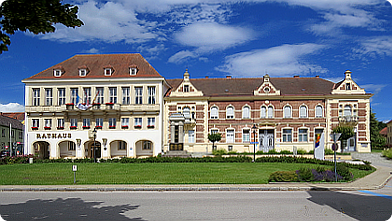 Rathaus und Sparkassengebäude in Pinkafeld im Sommer ...