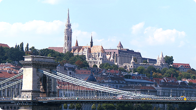 Blick von rechten Donauufer auf die Kettenbrücke, die Matyaskirche und die Fischerbastei in Budapest ...